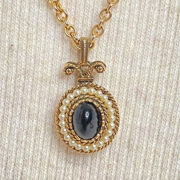 Avon Pendant Necklace Onyx Cabochon Encircled Pearlesque Beads Gold Tone Chain - Picture 3 of 14